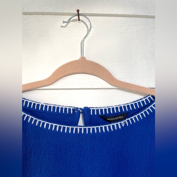 Banana Republic blue top with white embroidered detailing. Size small - Picture 6 of 6